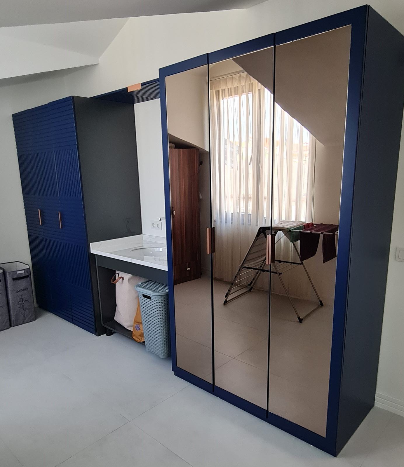 6 Door Cabinet with Mirror