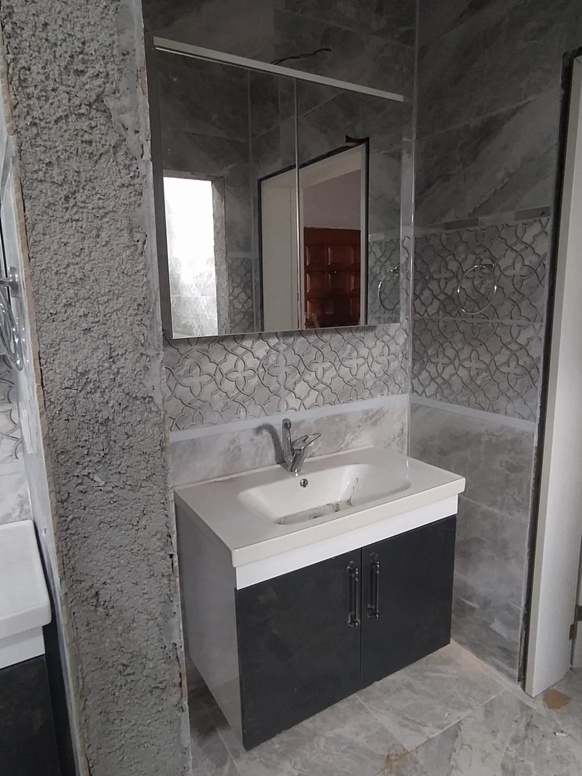 White and Anthracite Sink