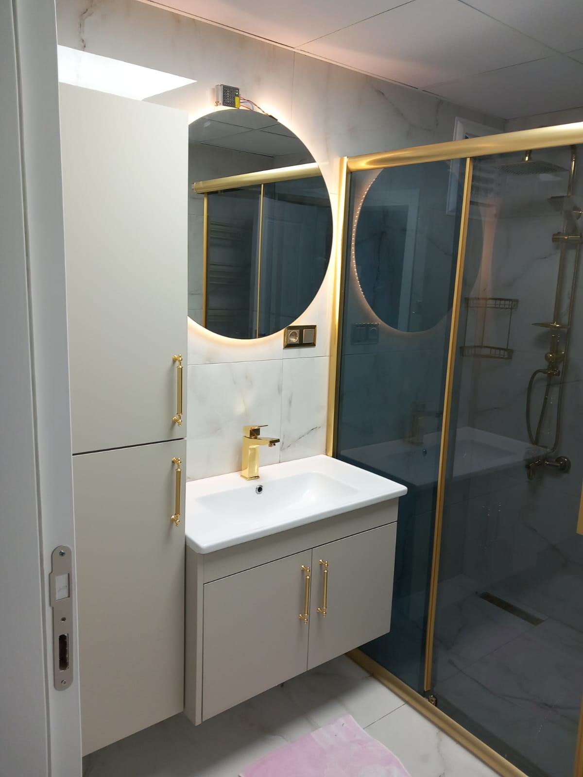 Simple Glossy Look Bathroom Set